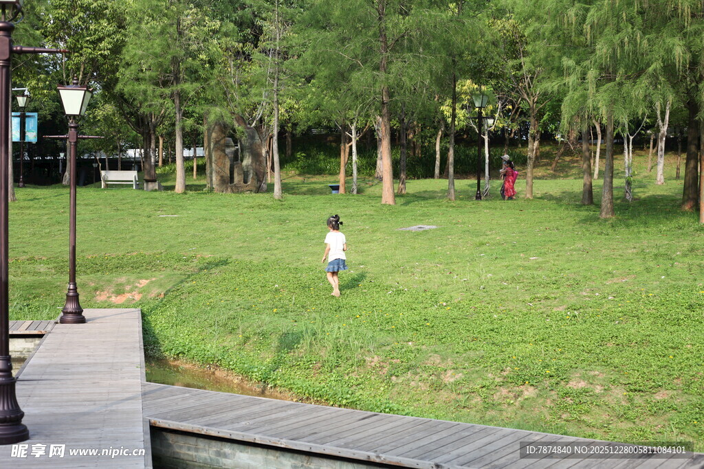 公园草地中漫步的人