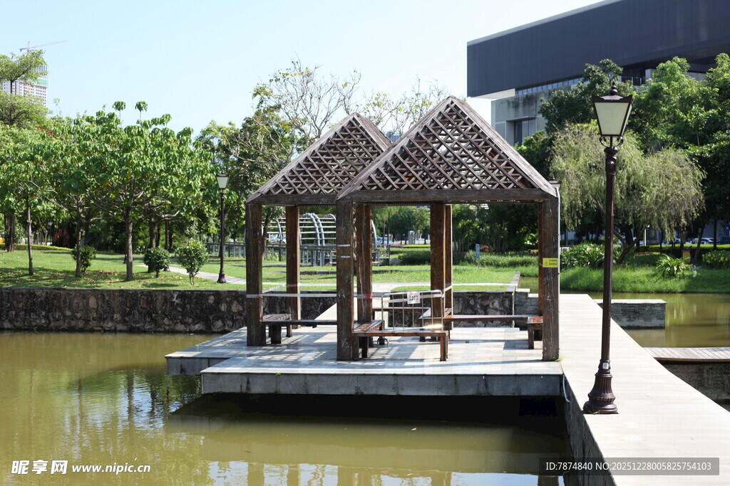 湖畔木质凉亭景观