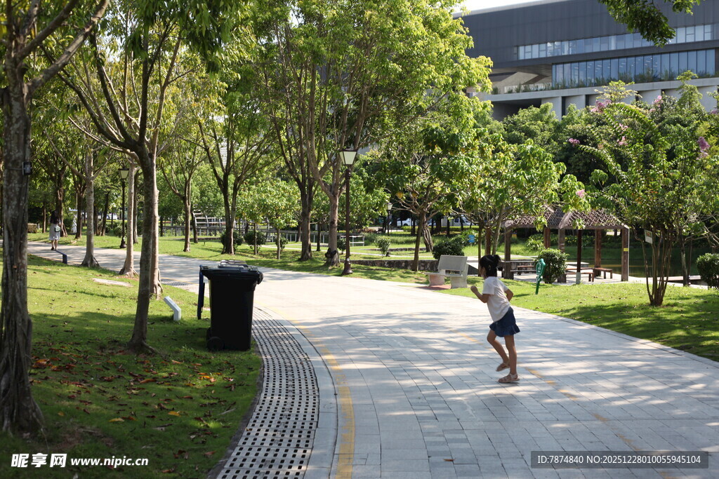 公园小道上的骑行者