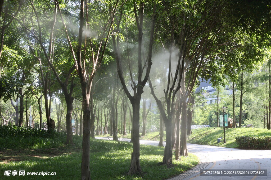 林间喷雾营造清凉景致