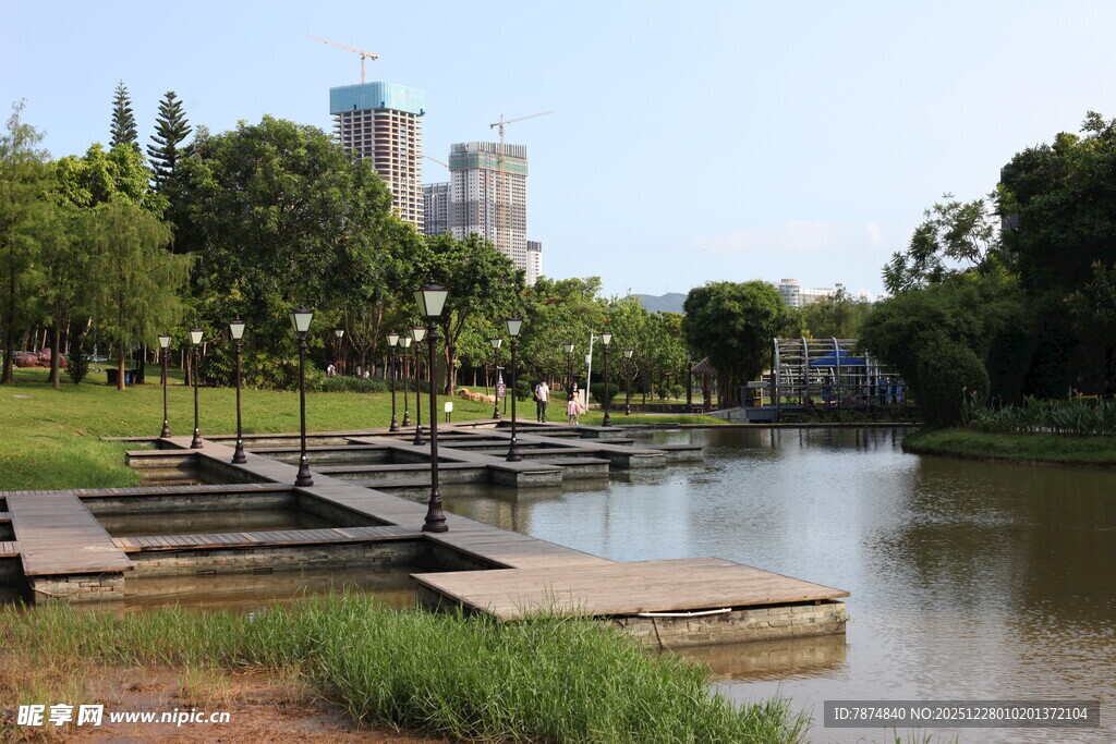 城市公园中的湖边休闲区