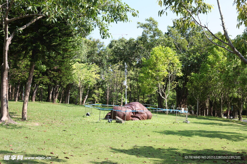 公园草地中的大象雕塑