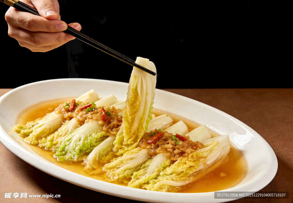 筷子夹起的美味蒜蓉娃娃菜