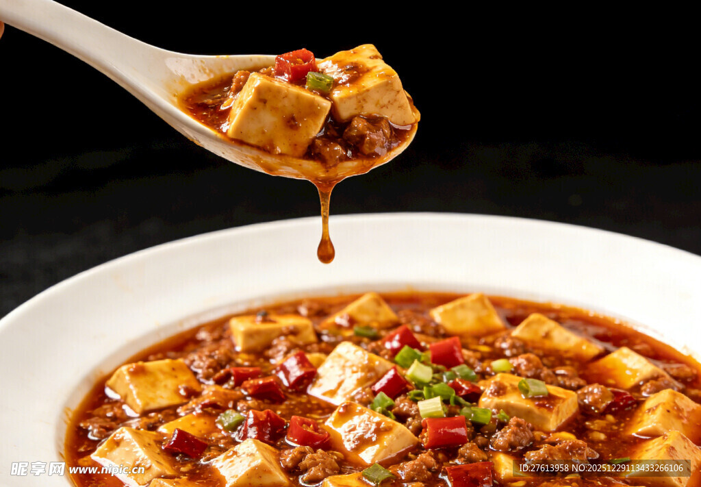 麻婆豆腐盛于勺中