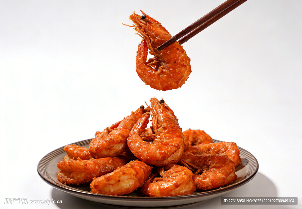 美味大虾被筷子夹起