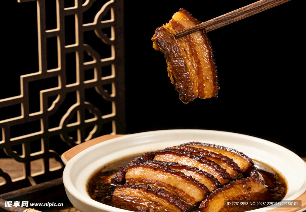 筷子夹起美味把子肉