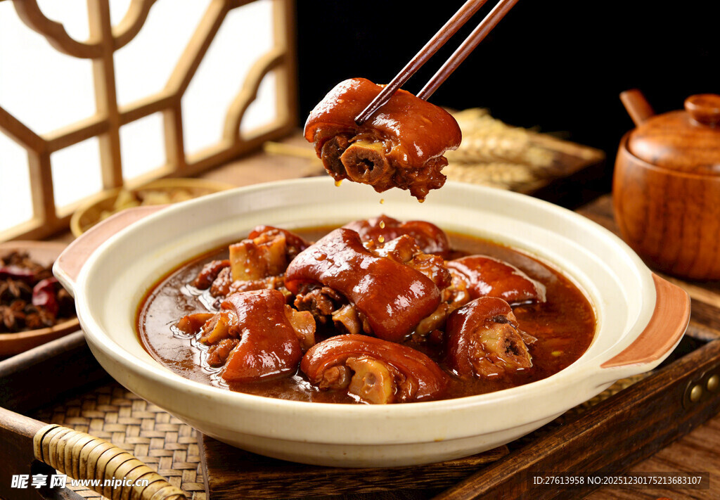 筷子夹起红烧猪蹄