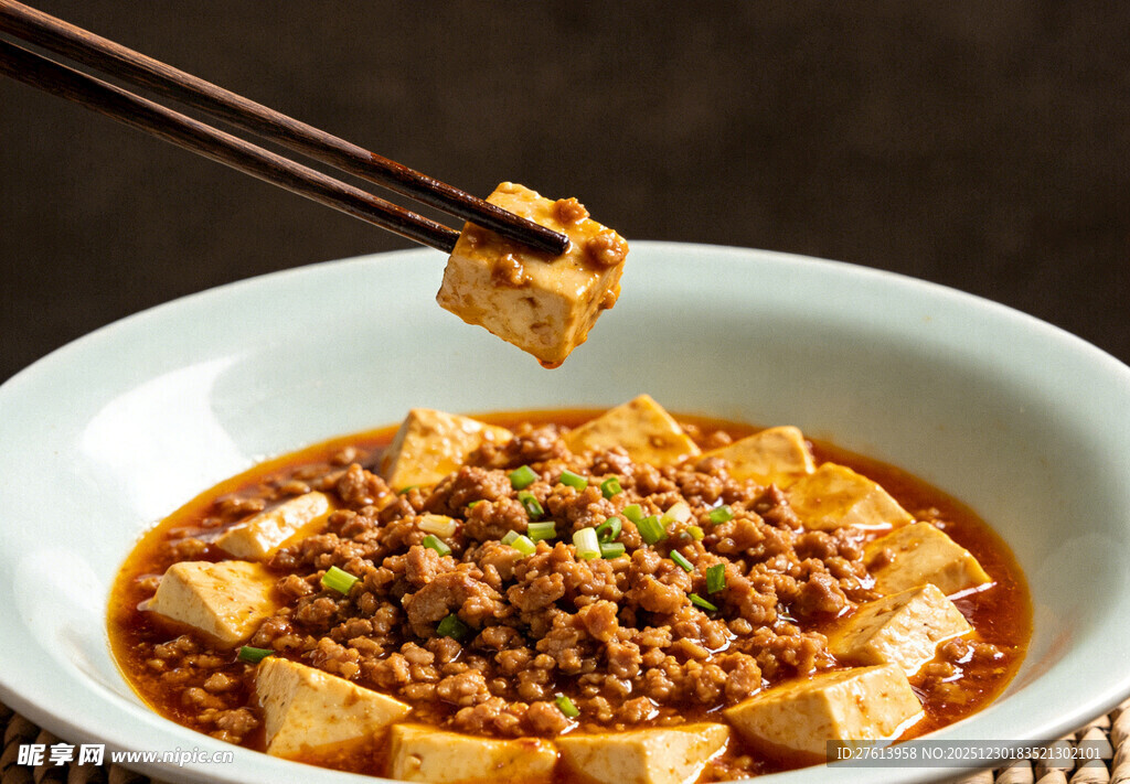 筷子夹起的肉末豆腐