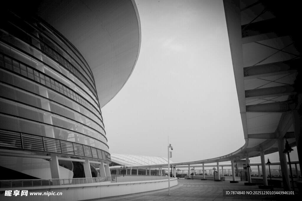 现代建筑外观与开阔空间