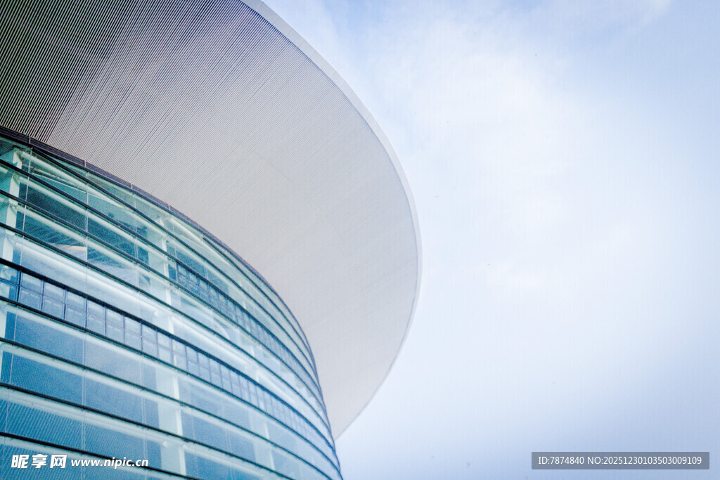现代玻璃幕墙建筑外观