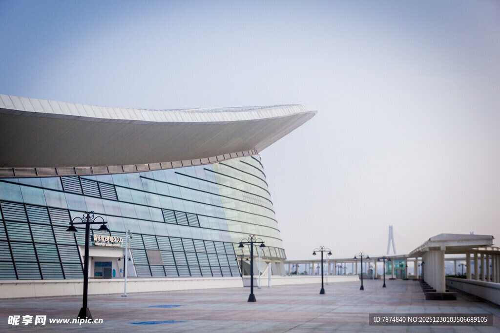 现代风格的弧形玻璃建筑