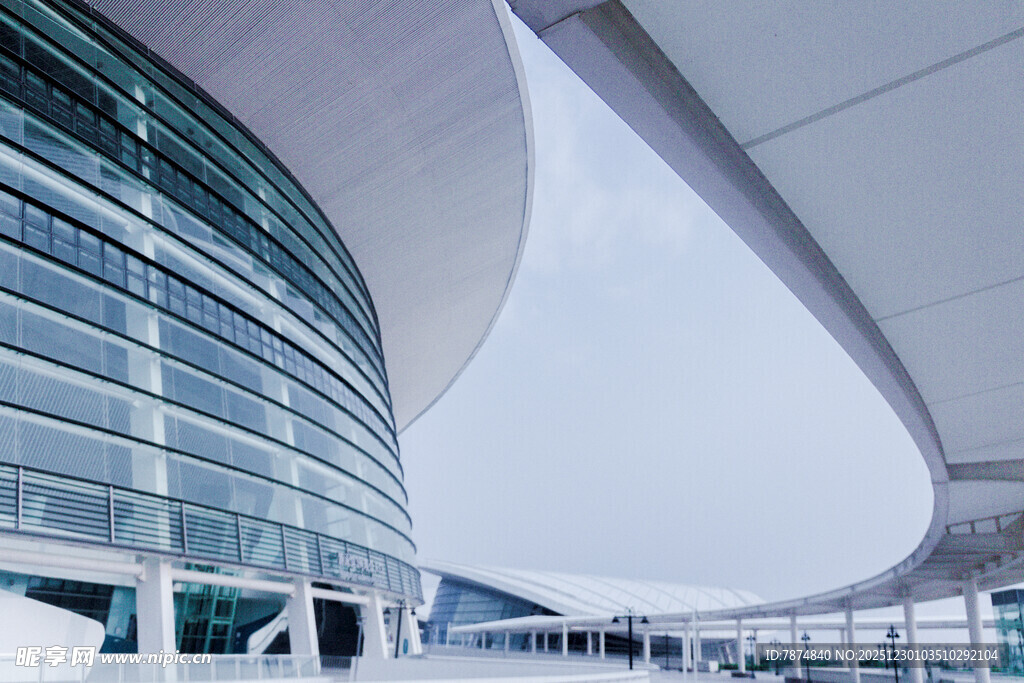 现代弧形玻璃建筑外观