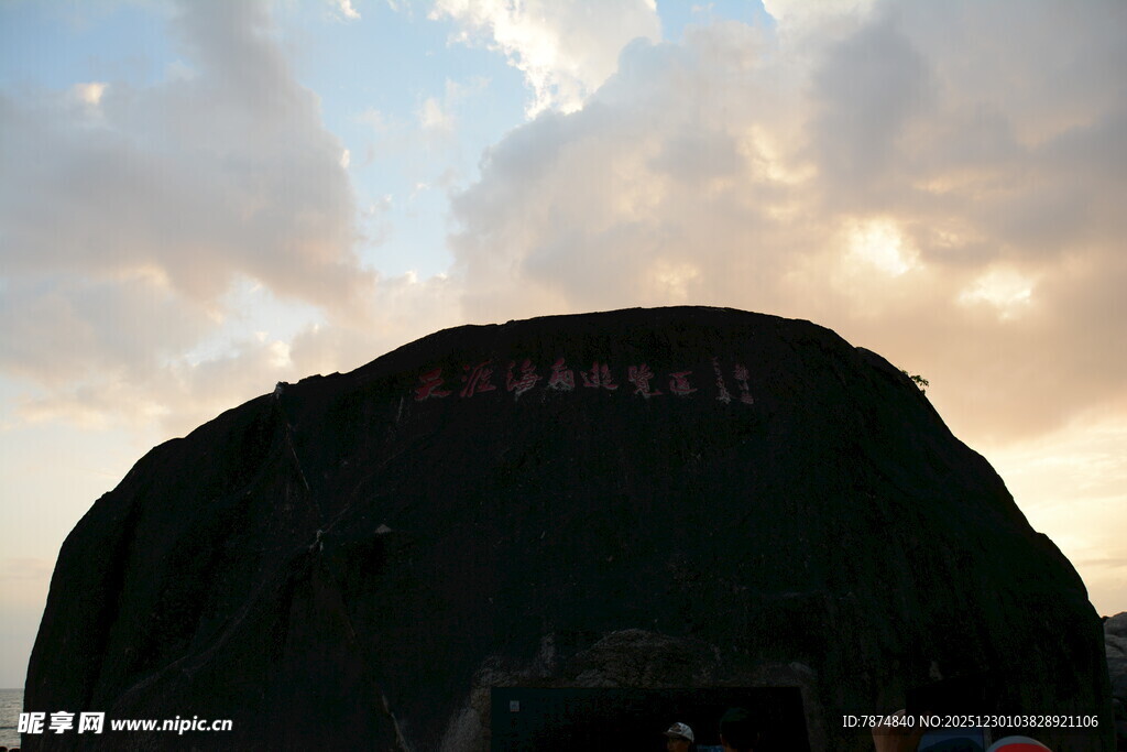 夕阳下的神秘巨石