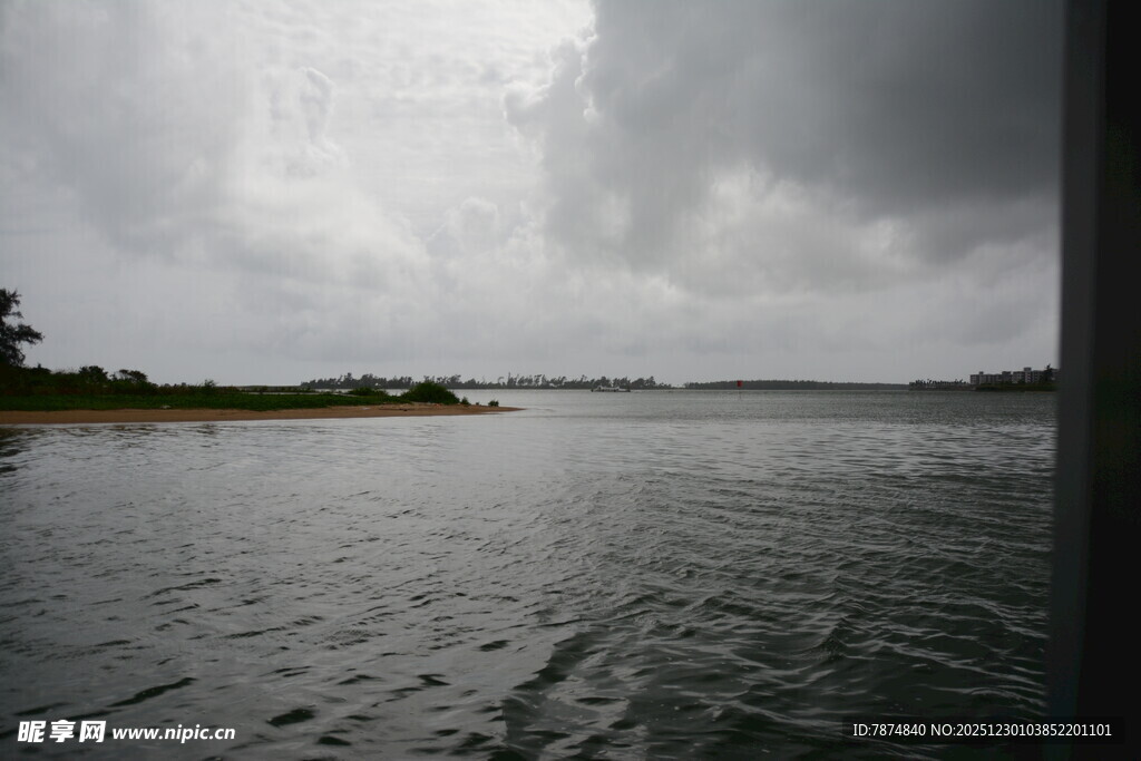 阴天的平静水域景观