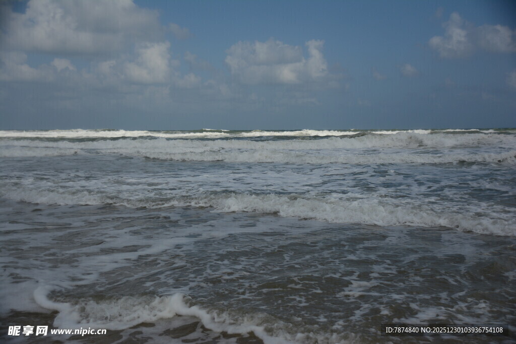 海浪翻涌的壮阔海滨景象
