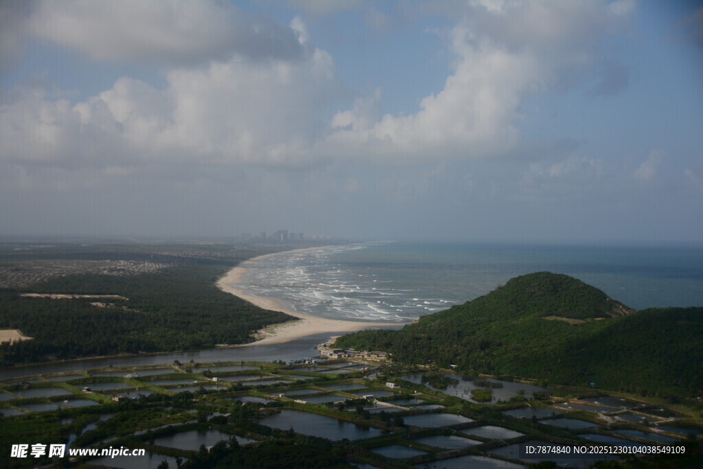 俯瞰海岸与山峦美景