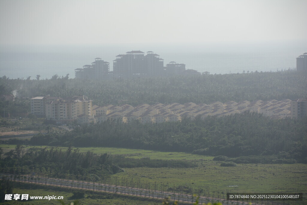 雾中城市景观远景