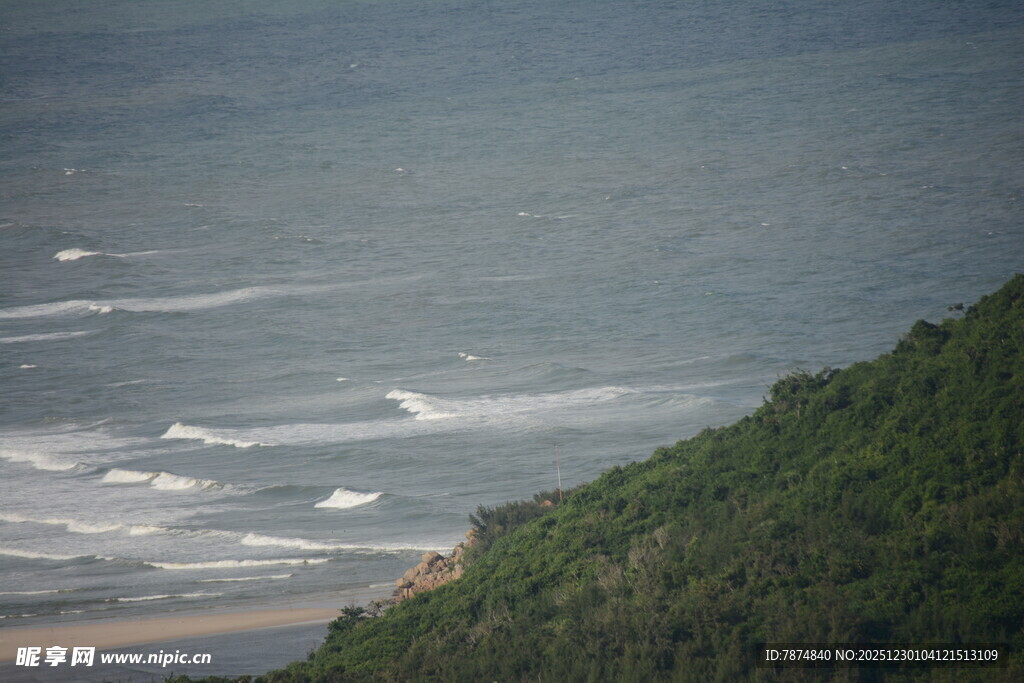 海岸边的葱郁山林与海浪