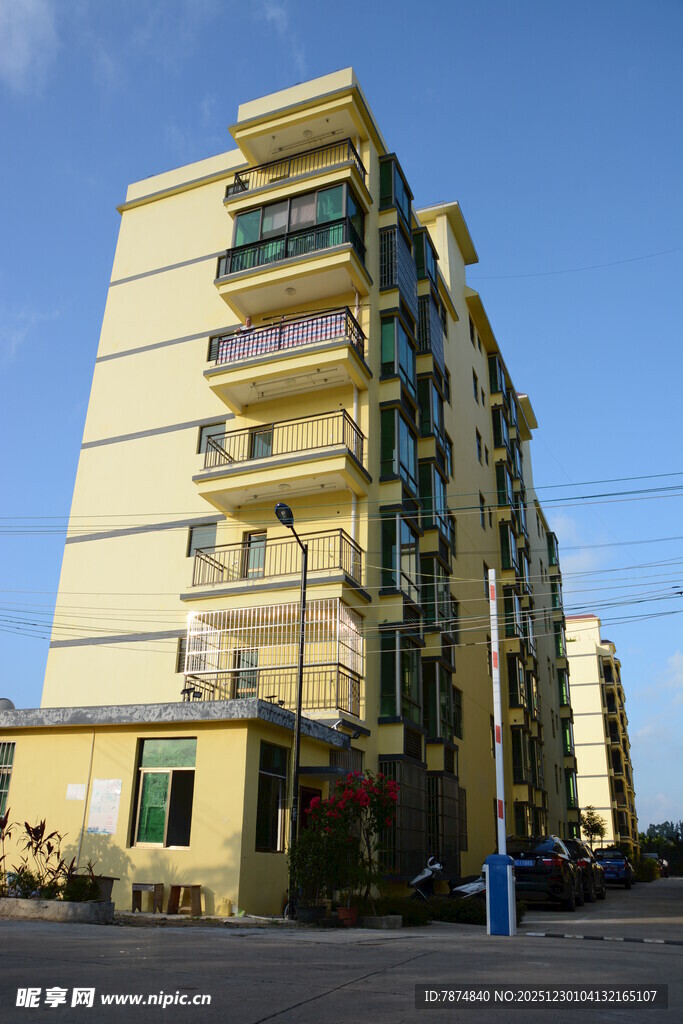 多层居民住宅楼外观图