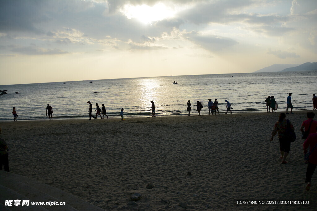 夕阳下热闹的海边沙滩