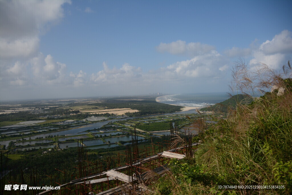 俯瞰山间开阔美景