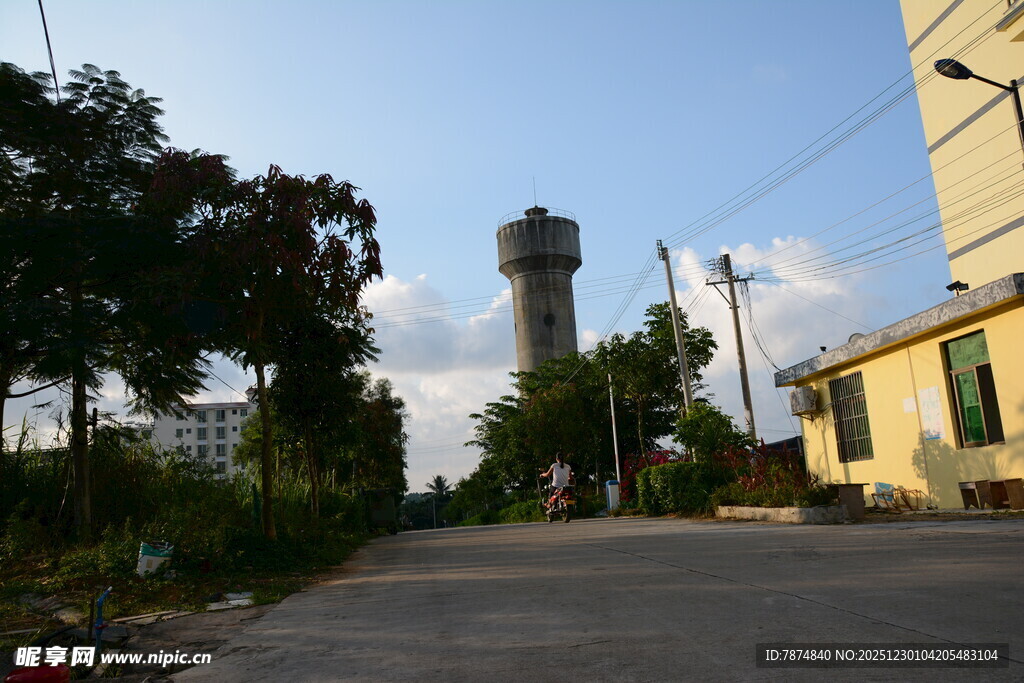 乡村路旁的水塔与建筑