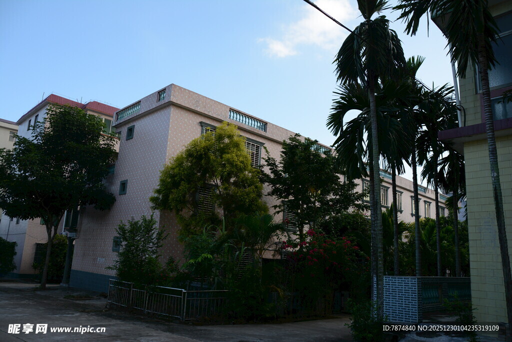 城郊住宅 绿树环绕景致佳