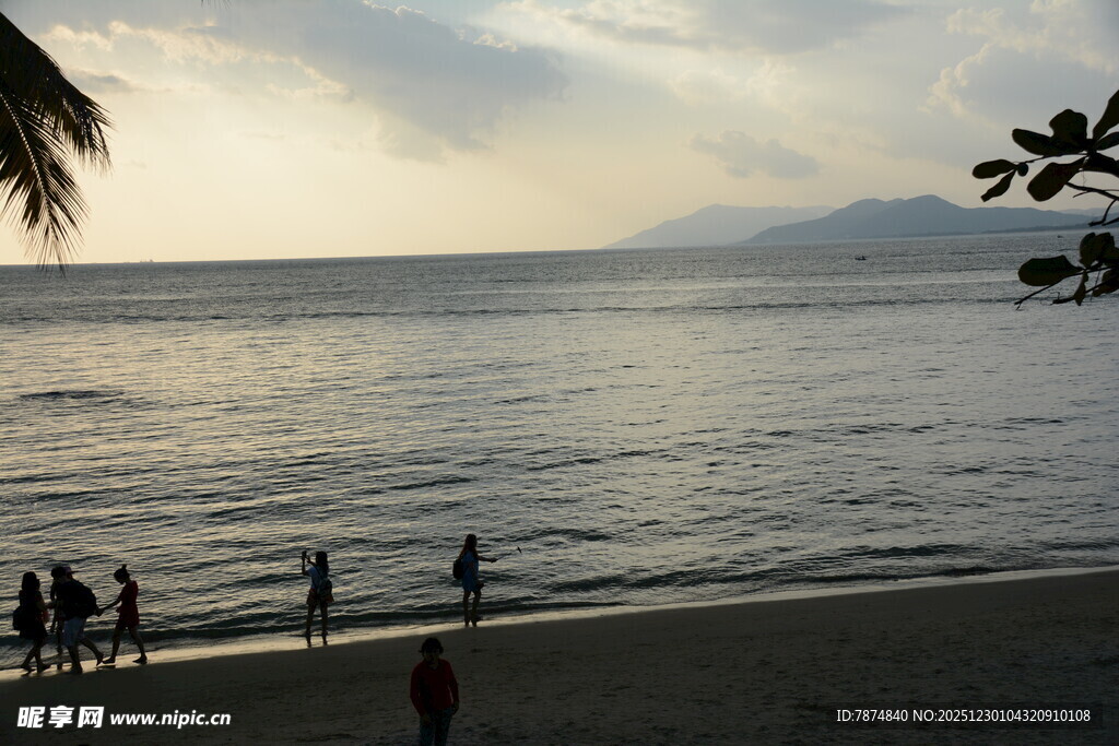 海边漫步的悠闲美好时刻