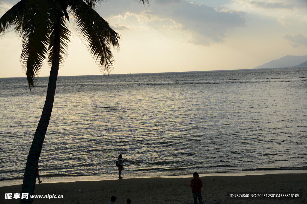 黄昏下的静谧海滩