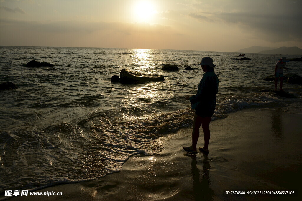夕阳下海边的孤独身影