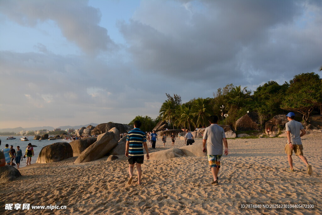 海滩漫步的悠闲身影