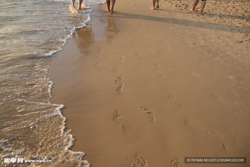 沙滩漫步的人群与海浪