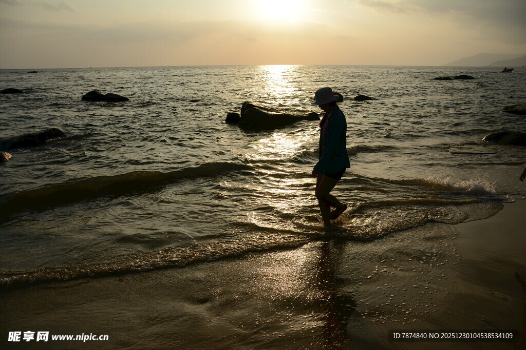 夕阳下海边漫步的身影