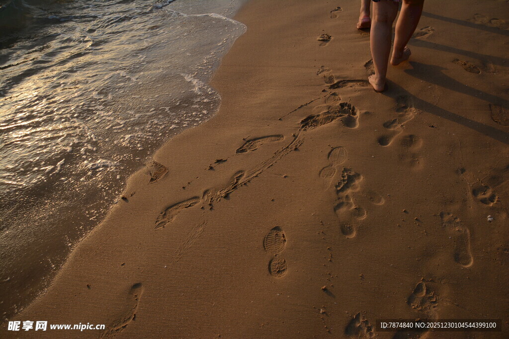 漫步沙滩留下串串脚印