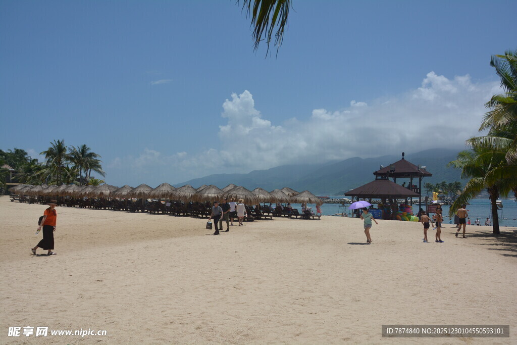阳光沙滩下的休闲海滨场景