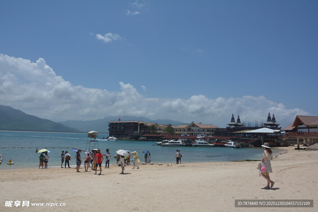 热闹的海滨沙滩场景