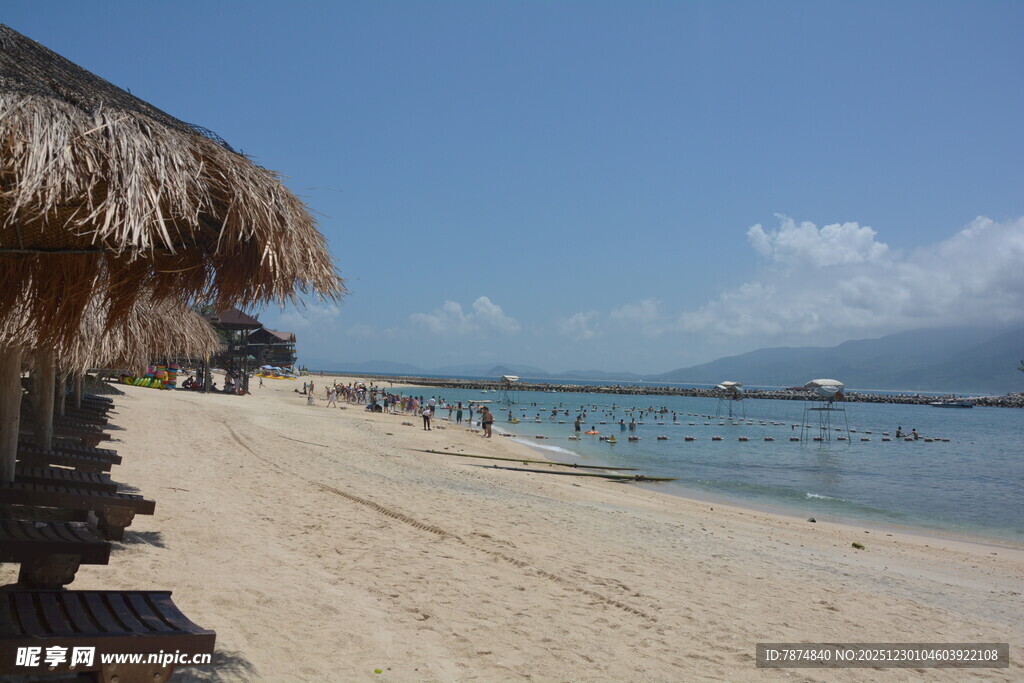 海滨茅草屋下的宁静沙滩