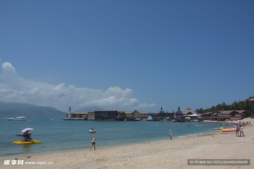 美丽海滨沙滩游玩景象