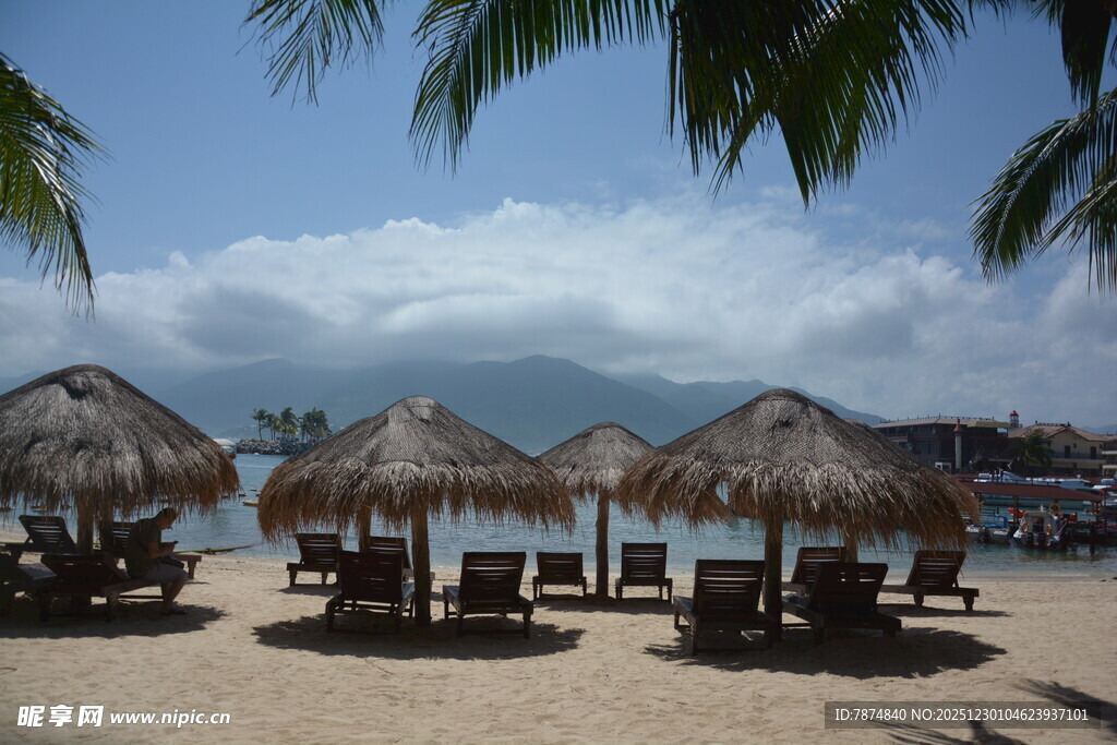 海滨草屋度假休闲场景