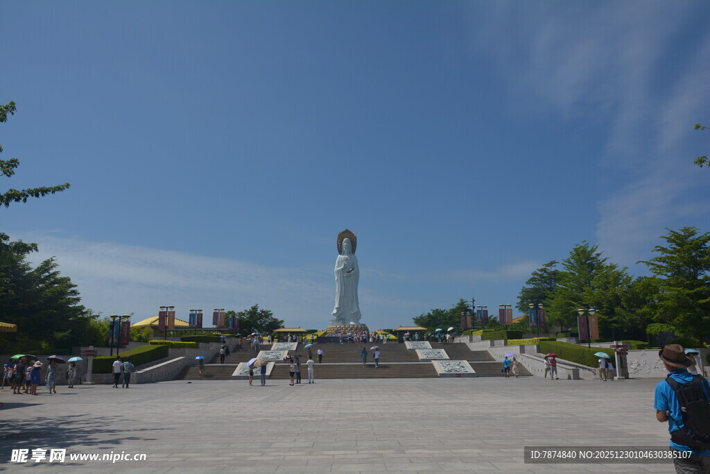 广场上的雕像与游人