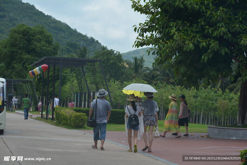 景区步道上的休闲人群