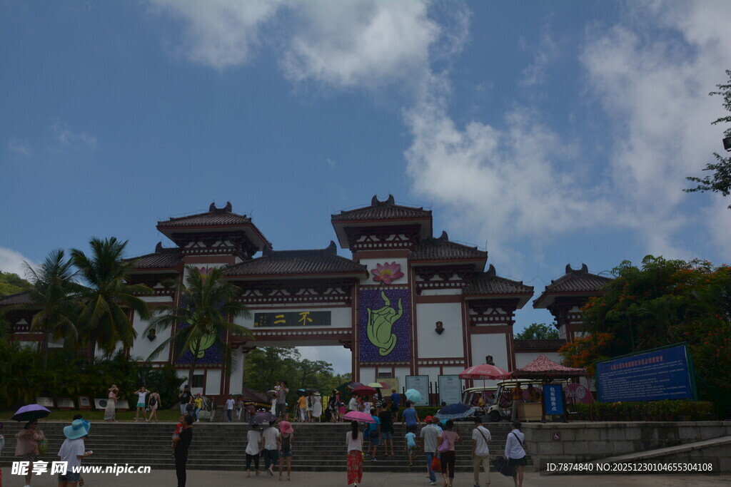 古建门前游客熙攘