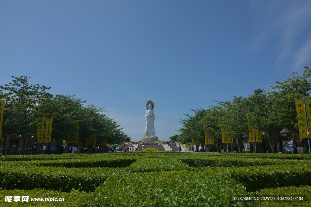 城市广场中的绿植与高塔景观