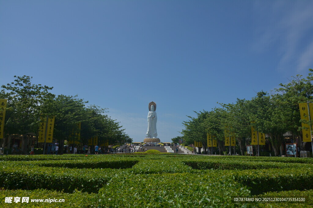 园林景观中的整齐绿植与高塔