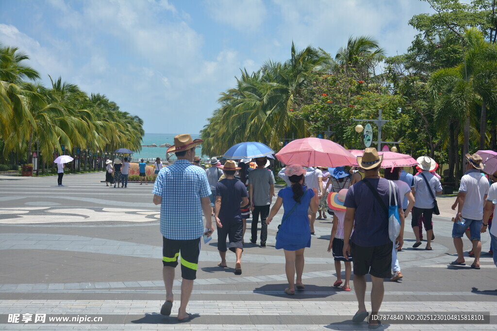 游客在热带街道排队等候