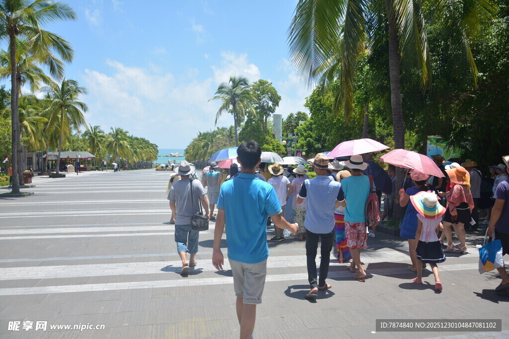 海滨街道行人撑伞漫步