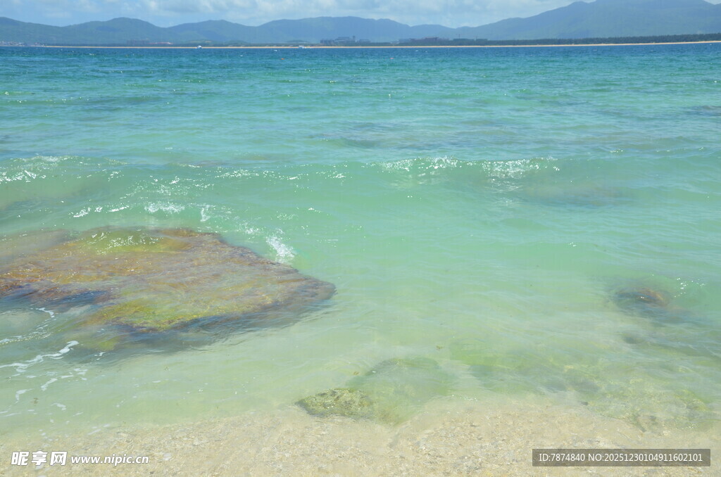 清澈海水中的礁石