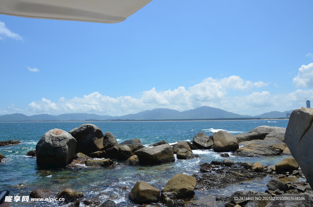 海边礁石与蓝天碧海景色