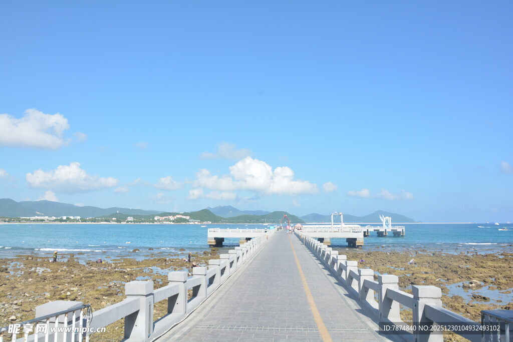 海边延伸的美丽栈桥