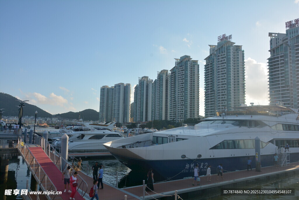 海滨游艇港与林立高楼